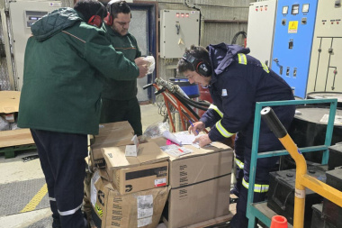 Arribaron los repuestos para arreglar el generador principal de la usina de Tolhuin