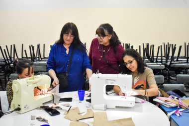 Brindaron un seminario de costura y lencería en distintos espacios comunitarios de Río Grande