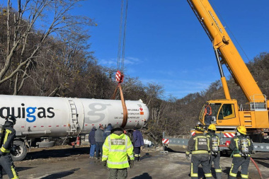 Concluyó el operativo para remover el camión que se accidentó en la zona del puente del Río Olivia