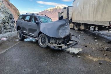 Choque frontal entre un camión y una camioneta en la ruta 3