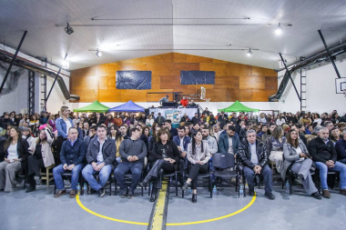Desfile popular, acto central y corte de torta: así se festejaron los 53 años de fundación de Tolhuin