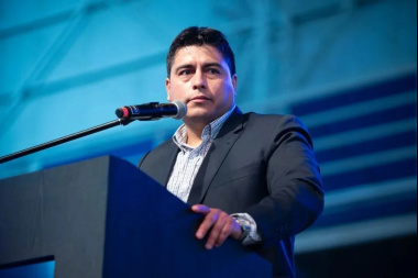 En Santa Cruz, el gobernador Claudio Vidal desdobla el pago de los sueldos a estatales