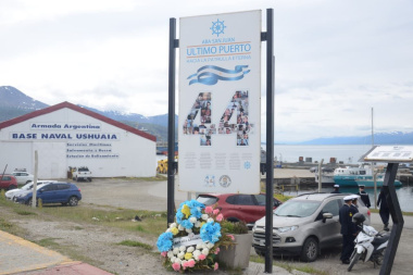 A 8 años de su naufragio, Ushuaia homenajeó a los 44 héroes y heroína del submarino ARA San Juan