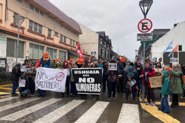 Indignación por salmoneras: movilización y carta a legisladores contra la modificación de la Ley 1355