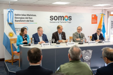 Se presentó en Ushuaia el libro “La Antártida como modelo para la Paz Global"