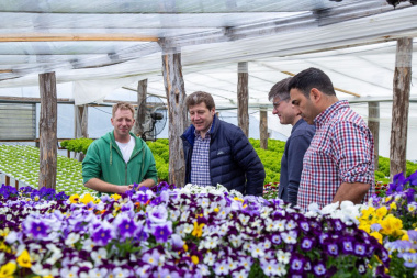 “Son un ejemplo de ingenio y trabajo”: Melella visitó emprendimiento de flores comestibles en Tolhuin