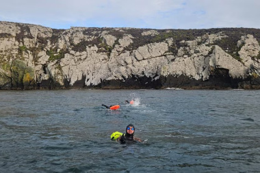 Nadó en aguas heladas para unir las islas Malvinas: “No le podía fallar a mis amigos que estuvieron en la guerra”