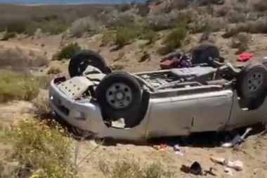 Una familia de Ushuaia que viajaba de vacaciones sufrió violento vuelco al sur de Caleta Olivia