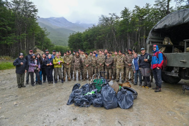 Realizaron una jornada de limpieza y mantenimiento en el sendero a Laguna Esmeralda