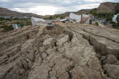 El desplazamiento de un cerro obligó a evacuar de urgencia a más de 90 familias en Comodoro Rivadavia