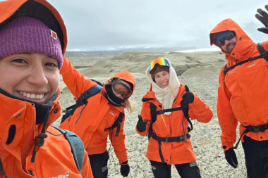 Orgullo fueguino: dos estudiantes de la UNTDF realizan tareas de campo en la Antártida