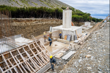 Comenzó el montaje del nuevo medio de elevación del complejo Cerro Martial en Ushuaia