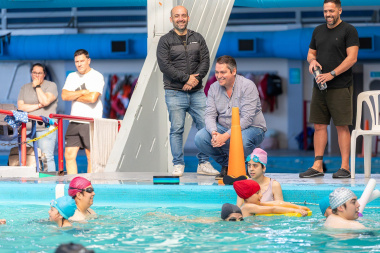 El intendente Perez acompañó una jornada de pileta libre en el natatorio municipal de Río Grande