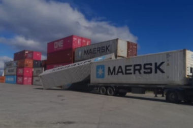 Intervención y descuido: un contenedor vacío se cayó en el Puerto de Ushuaia