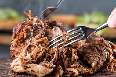 El secreto para que la bondiola se deshilache sola sin usar cuchillo