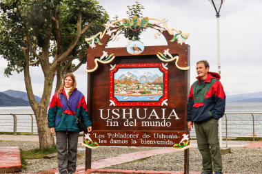 Postal icónica desde hace 30 años: renovaron el cartel “Ushuaia Fin del Mundo”