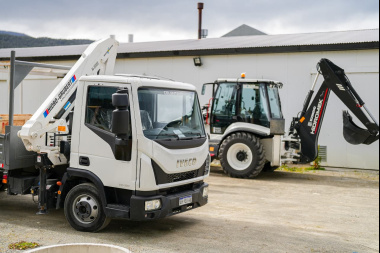 Con fondos propios, la DPOSS adquirió una nueva retroexcavadora y un camión con hidrogrúa