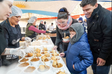 Miles de vecinas y vecinos compartieron el almuerzo popular del 2 de abril en Río Grande
