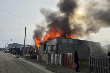 Incendio en Río Grande: una persona con quemaduras y tres viviendas afectadas