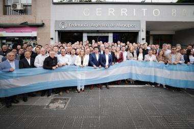 Intendentes de la FAM preparan una denuncia por malversación contra Luis Caputo