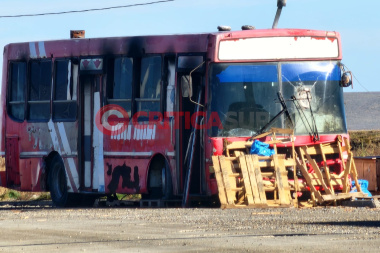 Denuncian violento asalto a un camionero en Circunvalación y apuntan a ocupantes de un colectivo abandonado