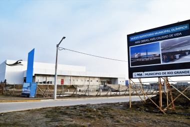 El nuevo natatorio municipal de Río Grande supera el 80% de avance de obra y no descartan inaugurarlo este año