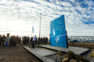 Inauguraron escultura ‘bicontinental’ frente al Monumento a los Caídos en Río Grande