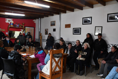 En Tolhuin, la policía provincial mantiene reuniones con vecinos para reforzar tareas de prevención del delito