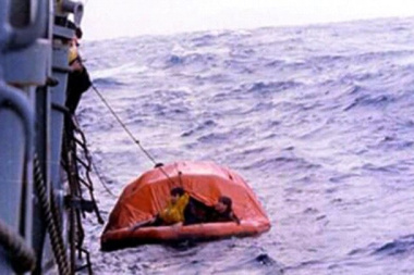 El heroico rescate de los náufragos del Belgrano: la búsqueda por aire y mar y la incertidumbre de otro ataque
