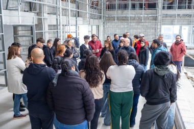 Nadadores riograndenses y sus familias recorrieron la obra del natatorio olímpico