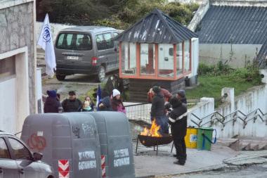Trabajadores municipales bloquean Casa de Gobierno y peligra el pago de sueldos a estatales