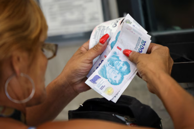 Bajan los salarios y suben los gastos fijos: el combo que explica por qué cuesta llegar a fin de mes