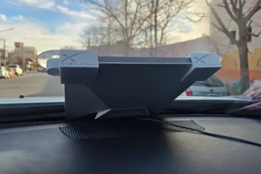 Advierten no instalar las antenas Starlink sobre el parabrisas de los vehículos en Río Grande