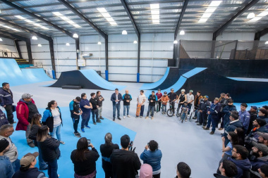 Junto a deportistas y familias, Perez recorrió el renovado ‘Parque Municipal de Deportes Urbanos’