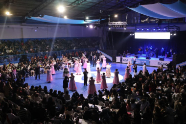 Río Grande celebró el 25 de Mayo con una gran peña folklórica y popular en el club San Martín