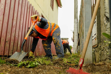 Adultos mayores y vecinos con discapacidad quedarán exceptuados de limpiar veredas y patios