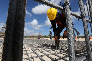 El 60% de las actividades económicas registra pérdida de empleos formales en lo que va del gobierno de Milei