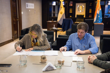 Tierra del Fuego y SENASA firmaron un convenio para impulsar un polo acuícola