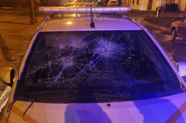 Con un martillo rompió el parabrisas de un patrullero: tres detenidos tras incidentes con la Policía