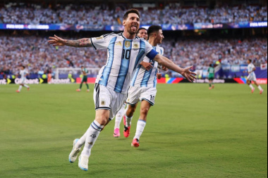 Con un Messi histórico, Argentina arrancó la defensa del título con una goleada ante Argelia