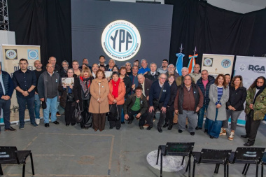 A 77 años del hallazgo del pozo TF-1, homenajearon a los pioneros del petróleo fueguino