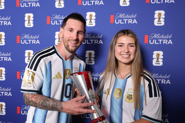 Una influencer fueguina le entregó un trofeo a Messi en Dallas: “El mejor día de mi vida”
