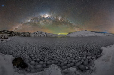 La travesía de la fotógrafa que registró un fenómeno nunca visto en la Patagonia: esferas de hielo y el cielo más extraordinario