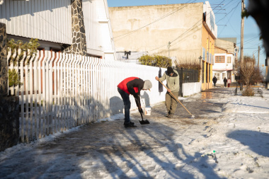 Recuerdan a frentistas mantener las veredas limpias de nieve, hielo y escarcha en Río Grande