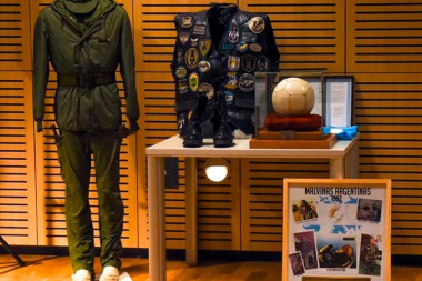 “Juan, mirá lo que traje”: la historia de la pelota con la que un grupo de soldados jugó en Malvinas y hoy es pieza de museo