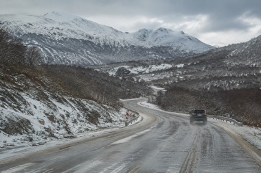 Cómo manejar en el hielo y la nieve: técnicas y precauciones para usar el auto en la montaña