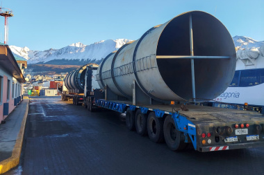 Comenzó el operativo de descarga y transporte del equipamiento de la nueva usina de Ushuaia