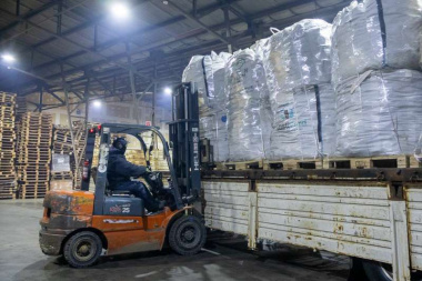 En Río Grande, el Municipio concretó la primera carga de 24 mil kilos de neumáticos fuera de uso triturados