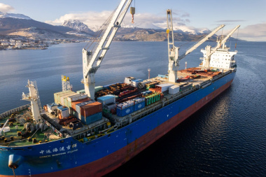 Ya se descargó el 25% del equipamiento de la nueva usina de Ushuaia
