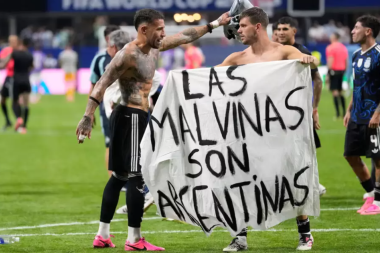 La bandera que la Selección mostró tras vencer a Inglaterra será donada a veteranos de Malvinas
